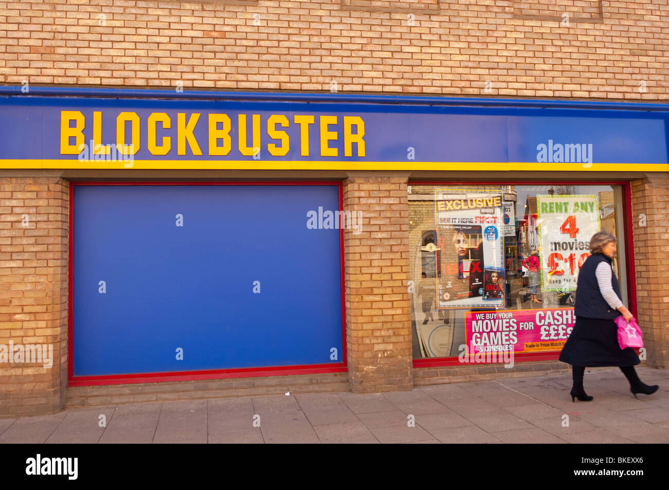 Le blockbuster video et DVD de location shop magasin à Bury Saint Edmunds, Suffolk , Bretagne , France Banque D'Images