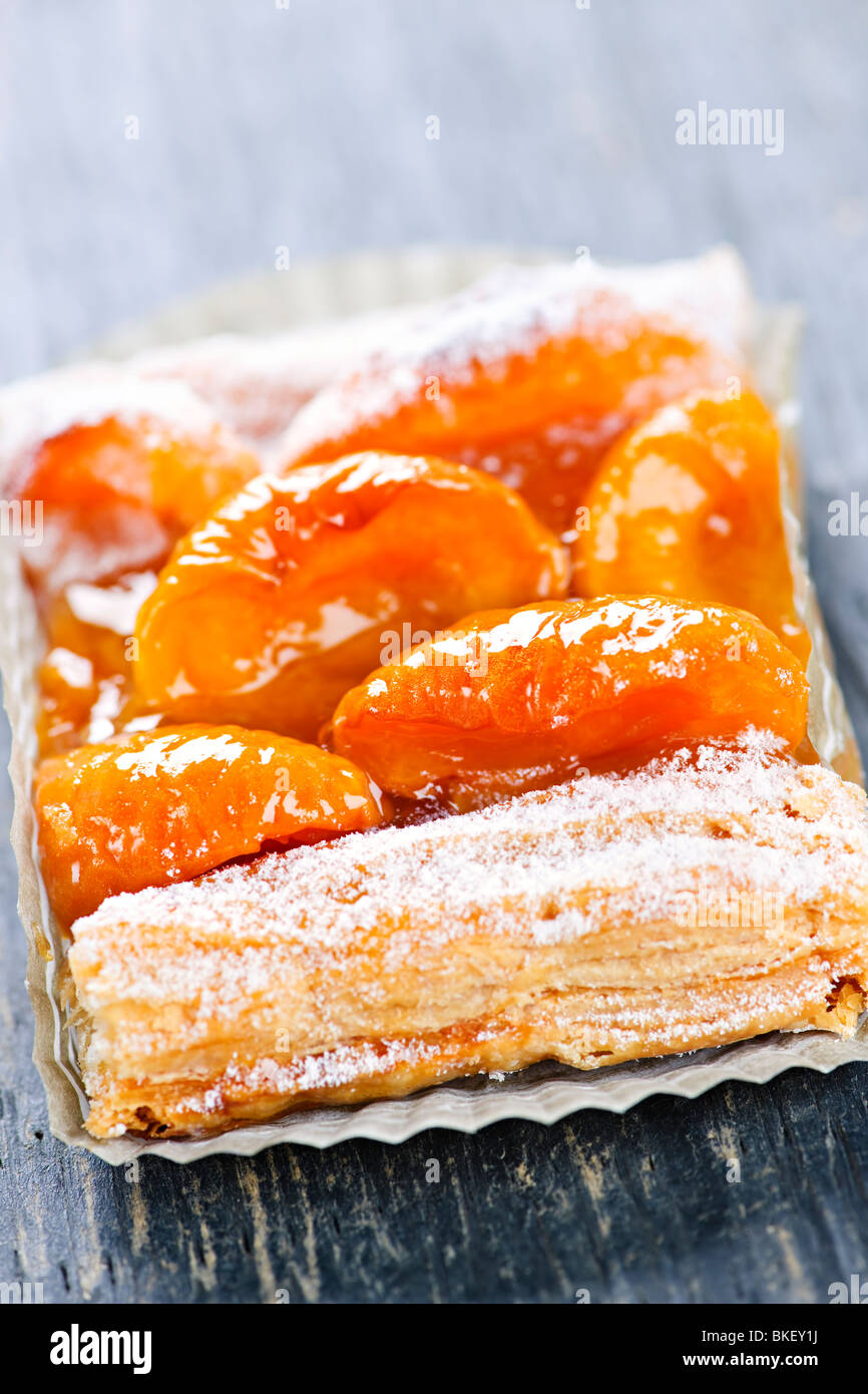 Gros plan sur tranche de pâte feuilletée strudel abricot dessert Banque D'Images
