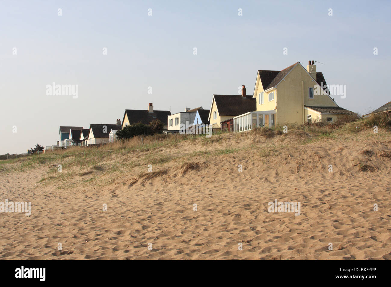 Maisons de vacances donnant sur la plage à Anderby Creek, Lincolnshire, Angleterre, Royaume-Uni Banque D'Images