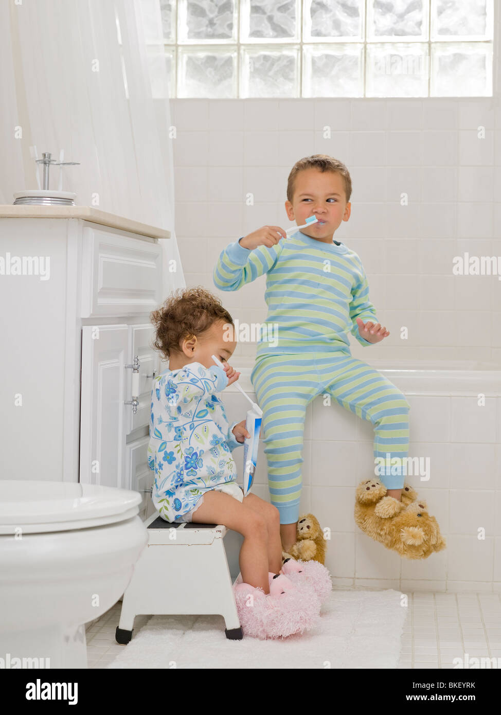 Frère et soeur dans la salle de bain se brosser les dents Photo Stock -  Alamy