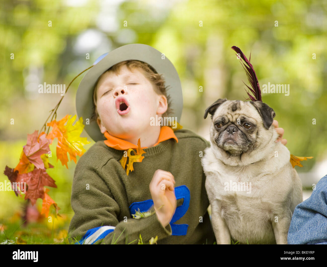 Garçon et chien pug howling Photo Stock - Alamy