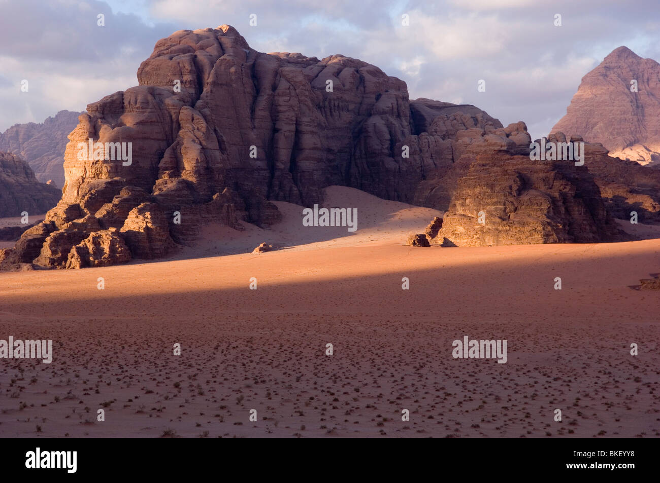 Coucher de soleil dans le désert de Wadi Rum, Jordanie Banque D'Images