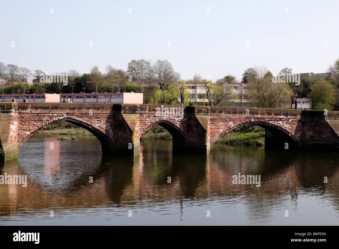 Vue sur le Vieux Pont de Dee à Chester Chester Entraînement château situé à partir de Cheshire UK Banque D'Images