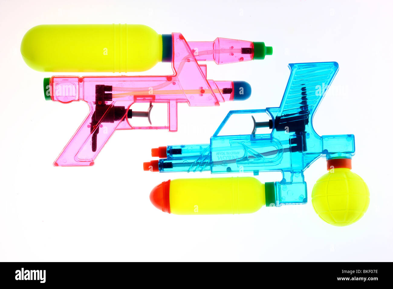 Canon à eau, pistolet à eau, jouet, transparent. Banque D'Images