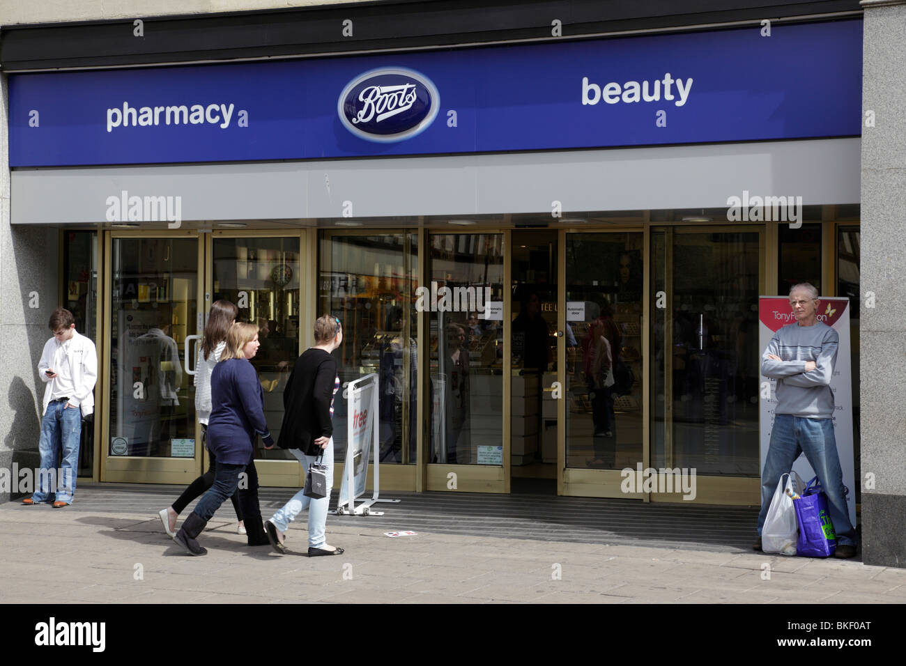 Cheltenham high street Banque de photographies et d’images à haute