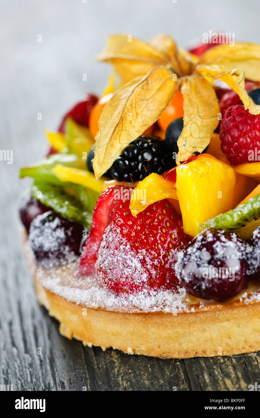 Tarte aux fruits dessert frais couverts dans un assortiment de fruits tropicaux Banque D'Images