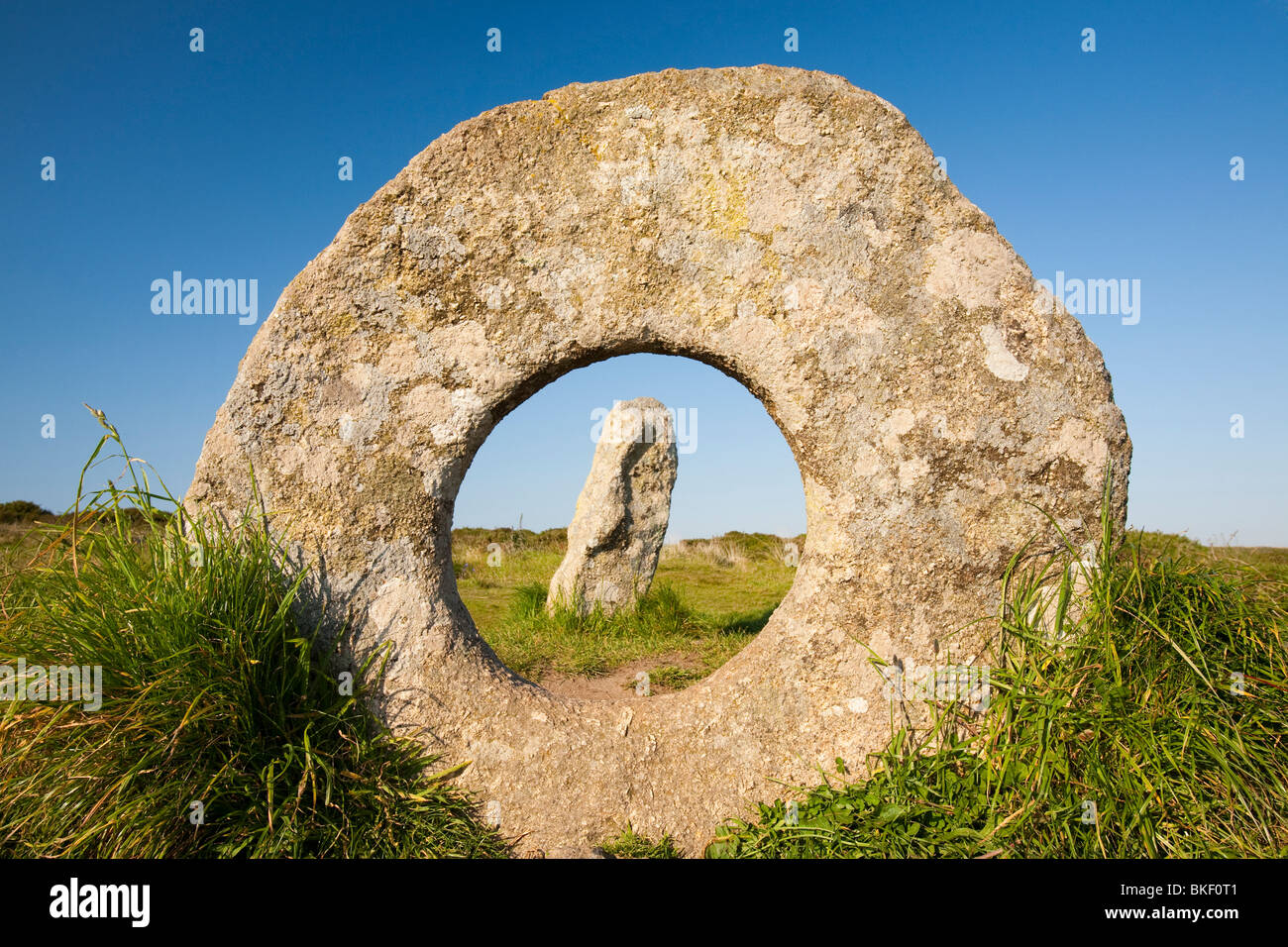 Les hommes célèbres un Tol pierre près de St Just à Cornwall, UK. Banque D'Images