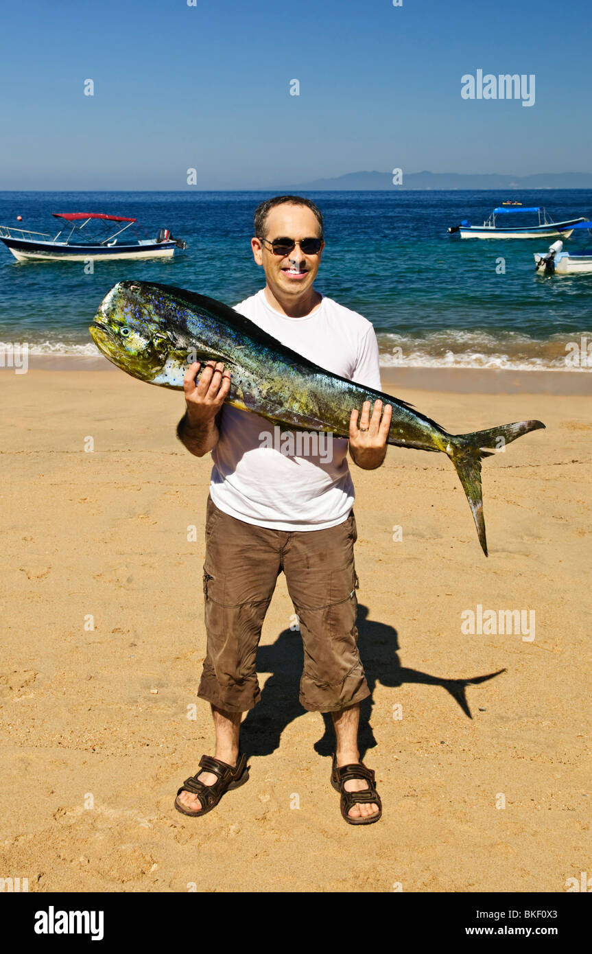 Happy tourist holding sa grosse prise de poisson après la pêche voyage au Mexique Banque D'Images