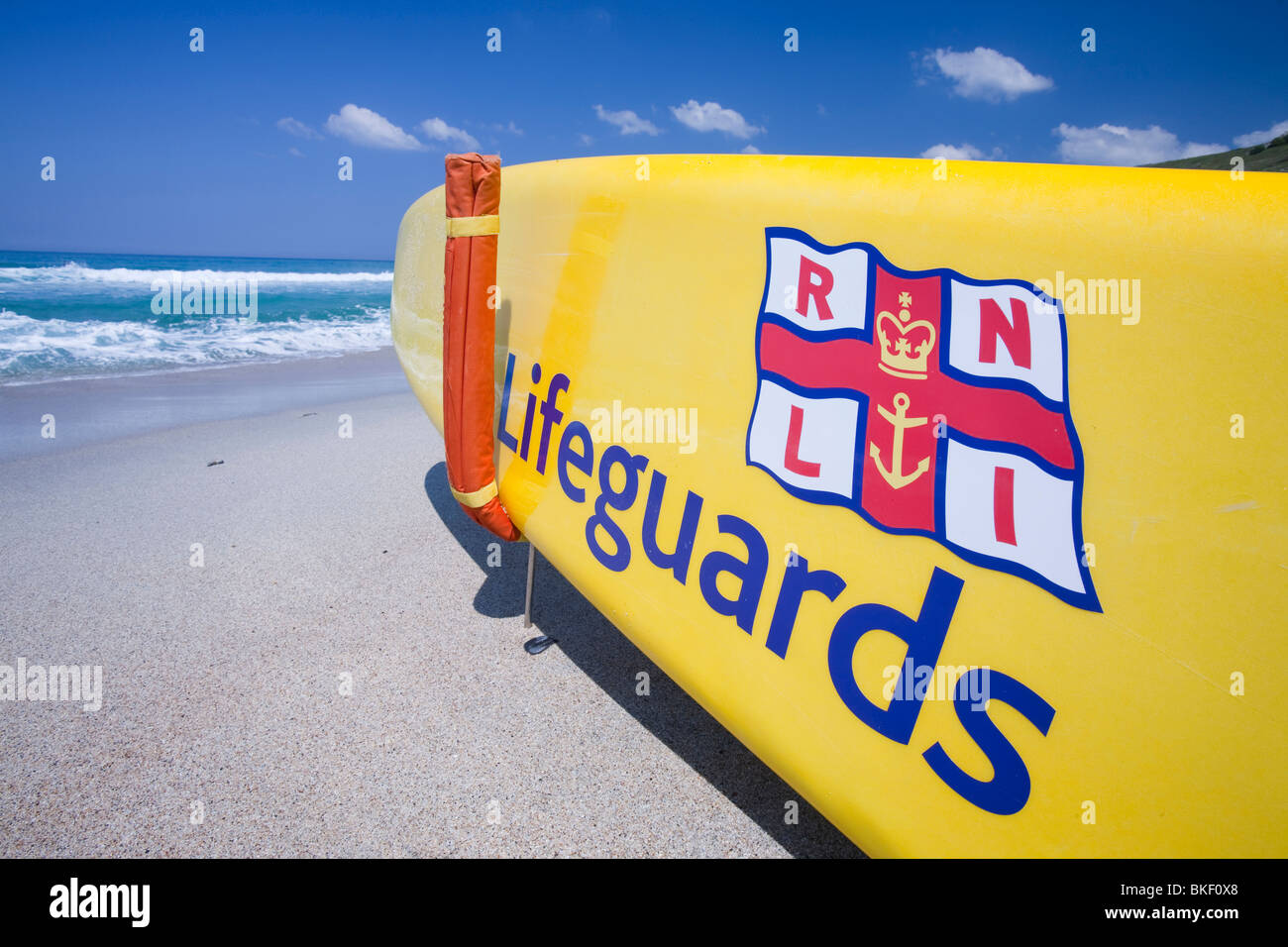 Une planche de surf de sauveteurs sur la plage à Nanven cove à Cornwall, UK Banque D'Images