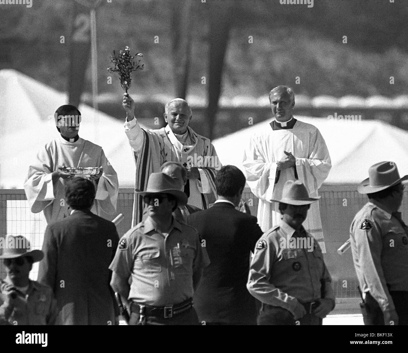 Le pape catholique, Jean Paul II, bénédiction plus de 50 000 se sont réunies à la Laguna Seca Raceway pour la masse à Monterey, CA. Banque D'Images