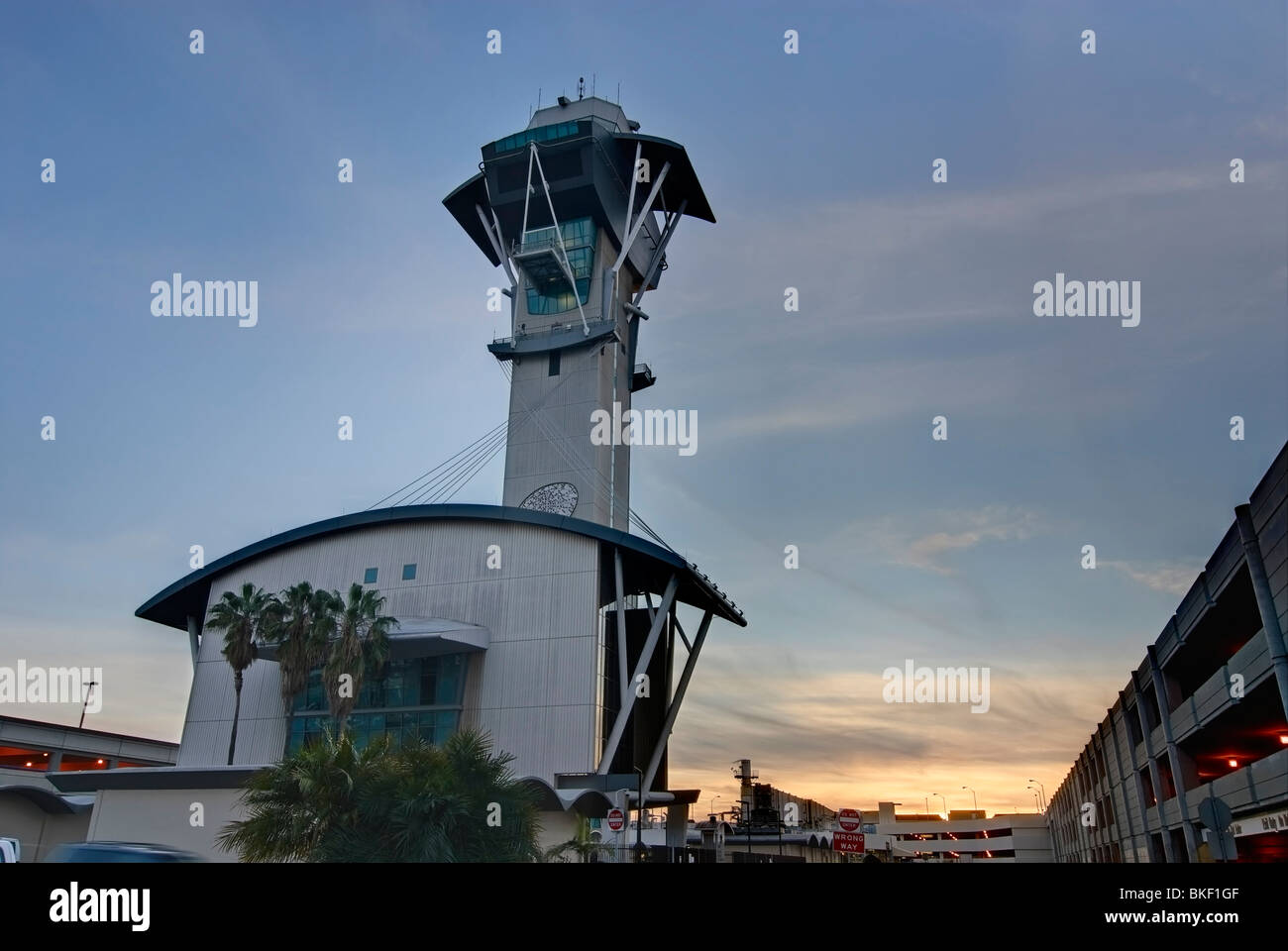 L'Aéroport International de Los Angeles est une tour de contrôle de la circulation aérienne conçu par l'architecte Kate Diamant. Banque D'Images