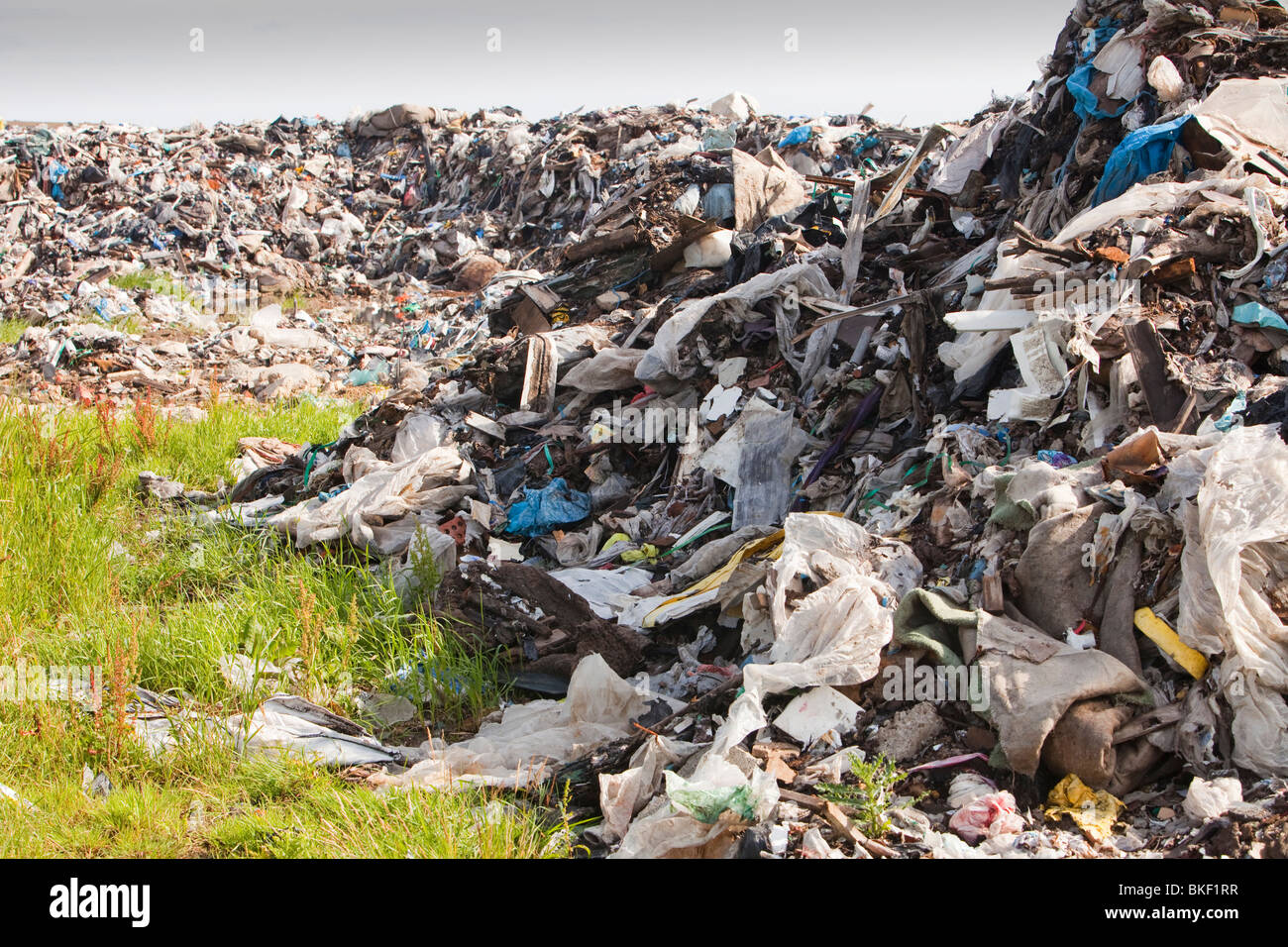 Les ordures déversées sur terrain vague à la périphérie de Hartlepool, au nord-est, au Royaume-Uni. Banque D'Images