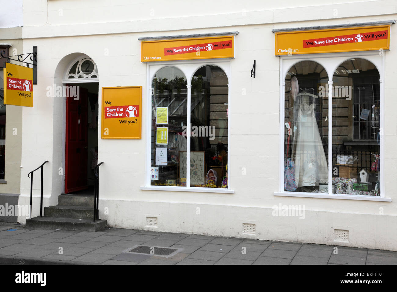 Save the children charity shop regent street cheltenham uk Banque D'Images