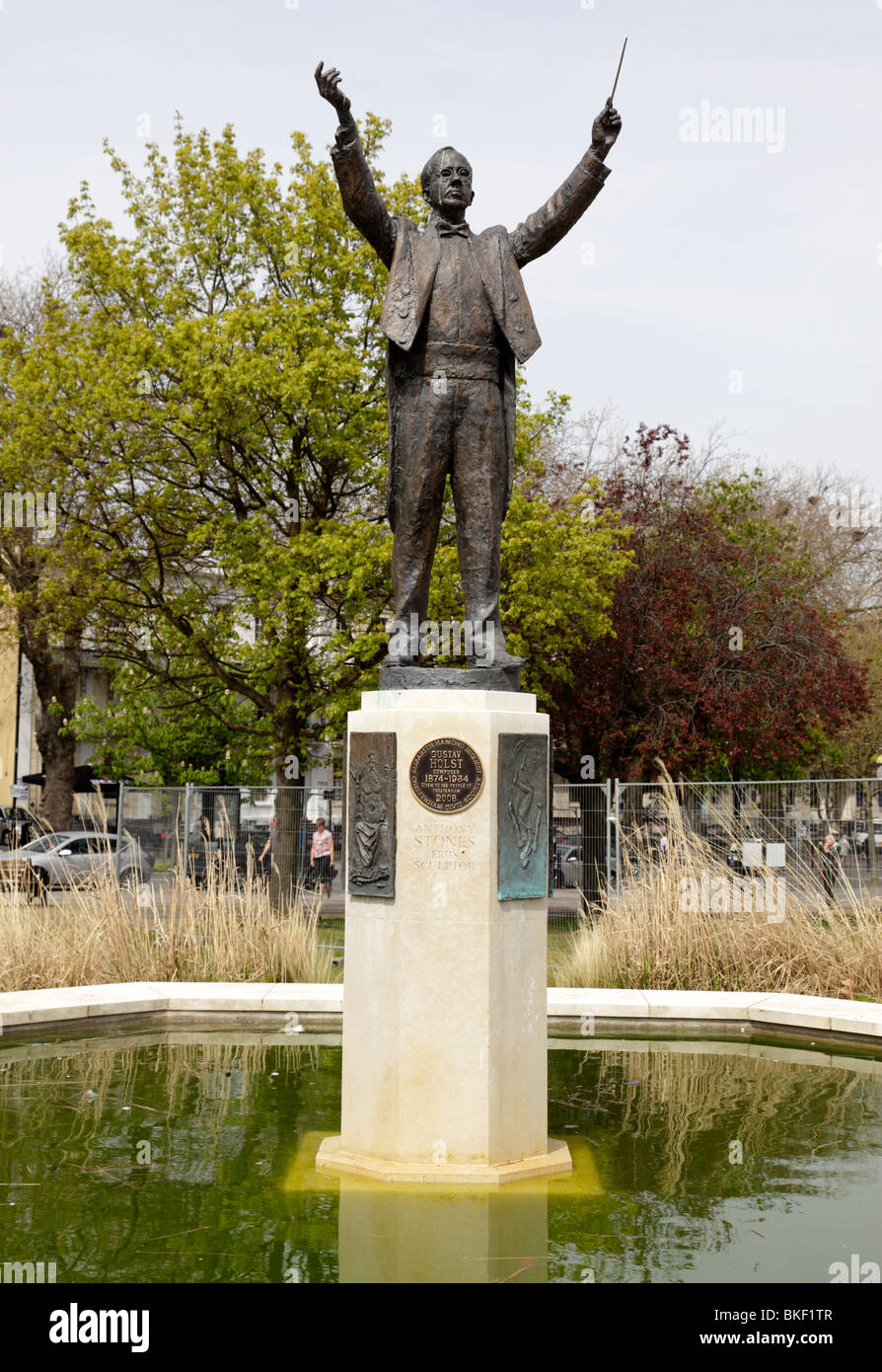 Statue du compositeur Gustav Holst dans imperial square cheltenham uk Banque D'Images