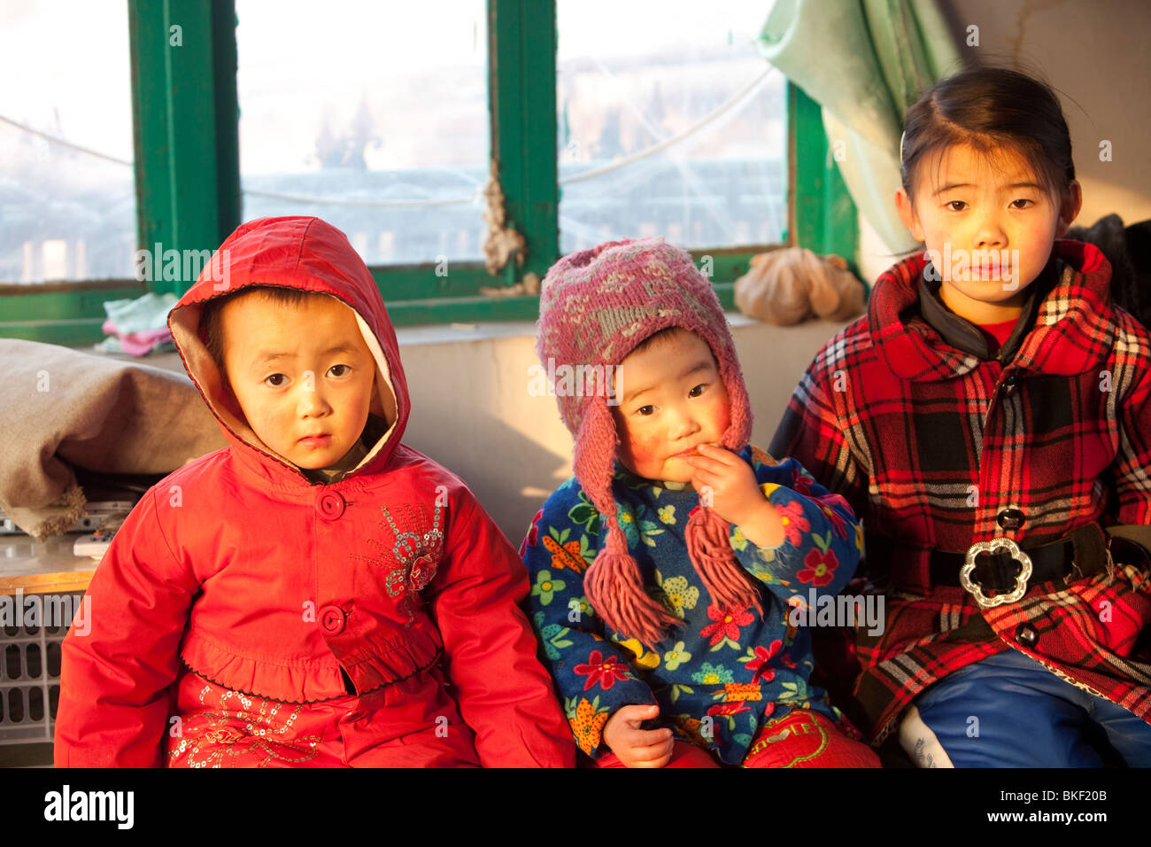 Sœurs d'une famille chinoise dans le Nord de la Chine, Province Heilingjiang Banque D'Images