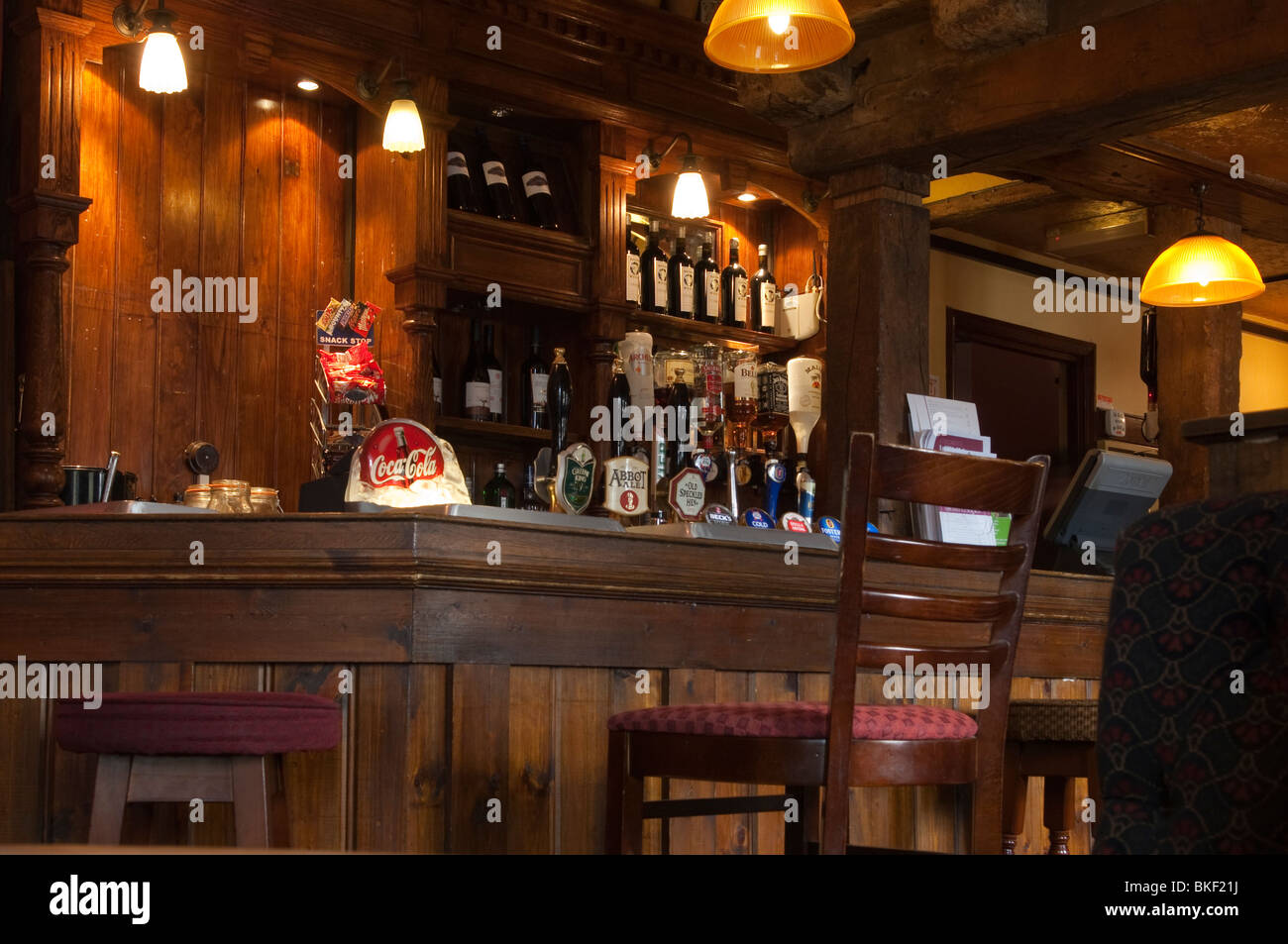 Le bar à l'intérieur du bras dans le pub-restaurant Rushbrooke Sicklesmere  près de Bury St Edmunds, Suffolk , Bretagne , France Photo Stock - Alamy
