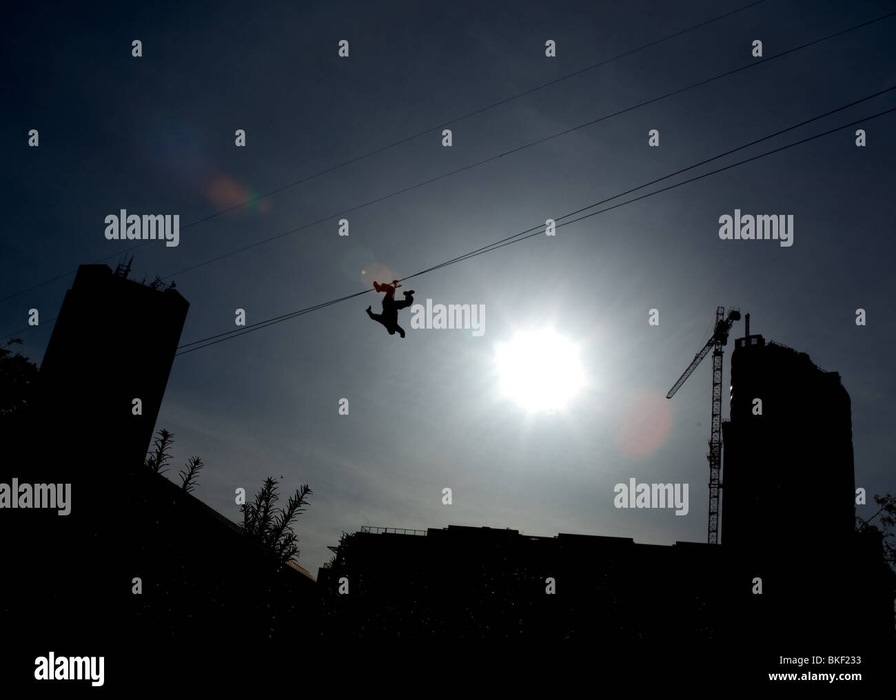 Un membre du personnel de la zip Zip tests Trek sur le fil plus de Robson Square. Une attraction pour les Jeux Olympiques d'hiver de 2010 à Vancouver. Banque D'Images