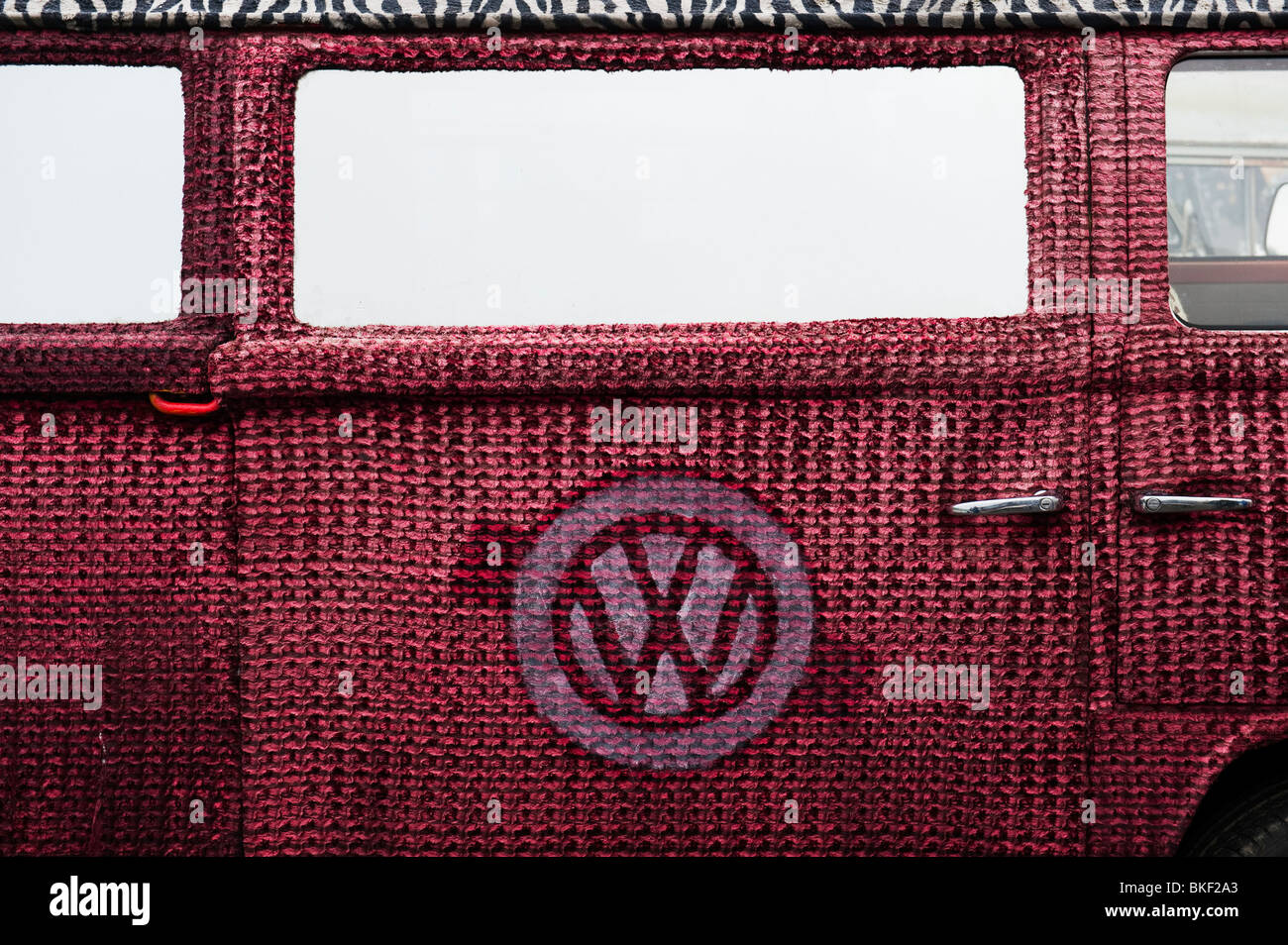 Le camping-car Volkswagen VW personnalisé couvert dans le tapis Banque D'Images