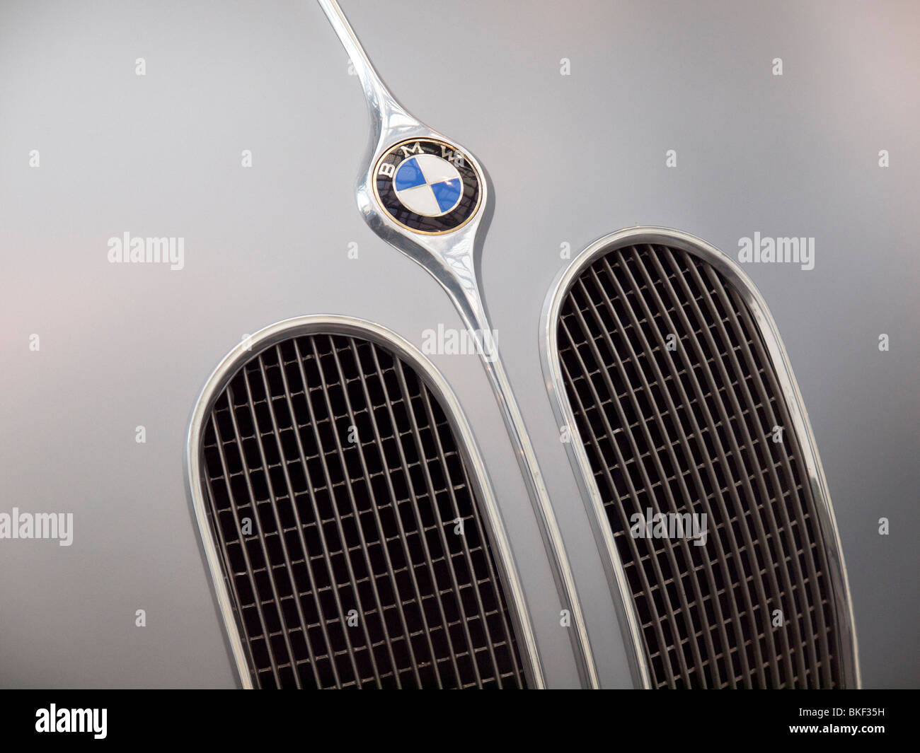 Logo BMW et la grille sur une voiture classique argent Banque D'Images