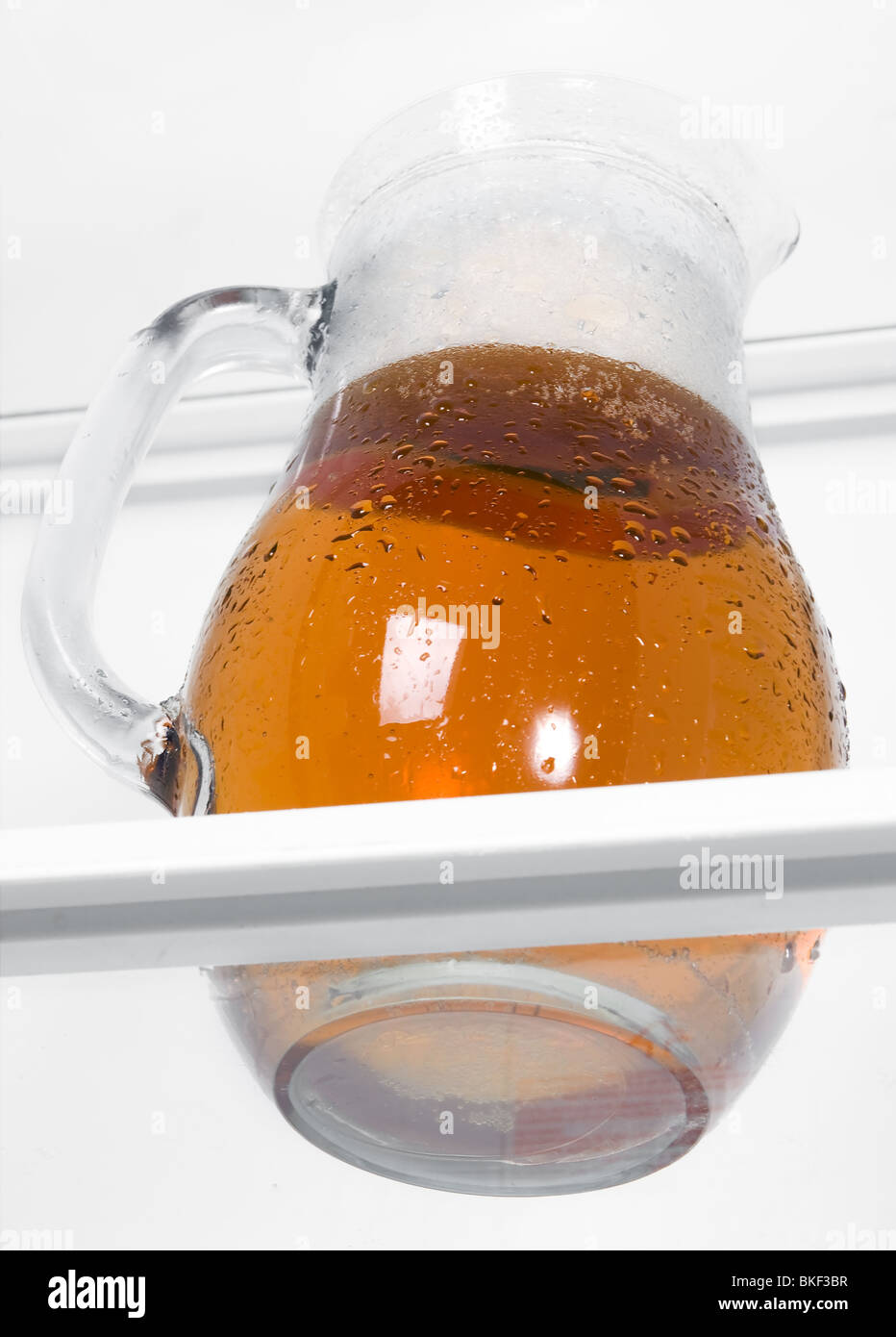 Pichet de bière rosée dans le réfrigérateur Banque D'Images