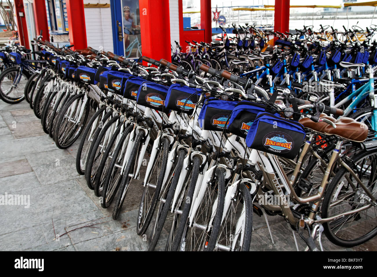 Un service de location de vélos à Navy Pier à Chicago, IL. Banque D'Images