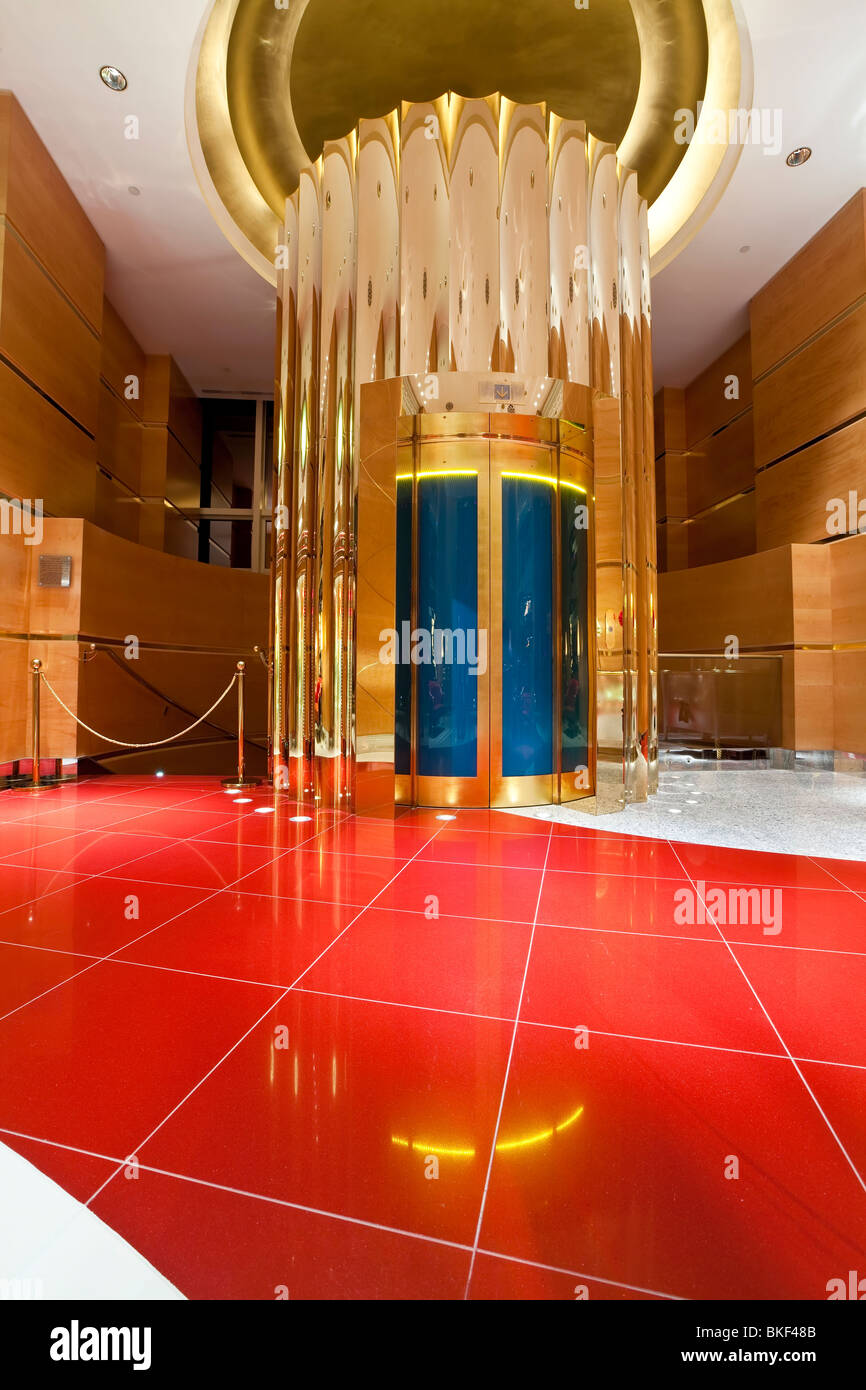 Dans l'Ascenseur doré luxe Burj Al Arab, DUBAÏ, ÉMIRATS ARABES UNIS, Émirats Arabes Unis Banque D'Images