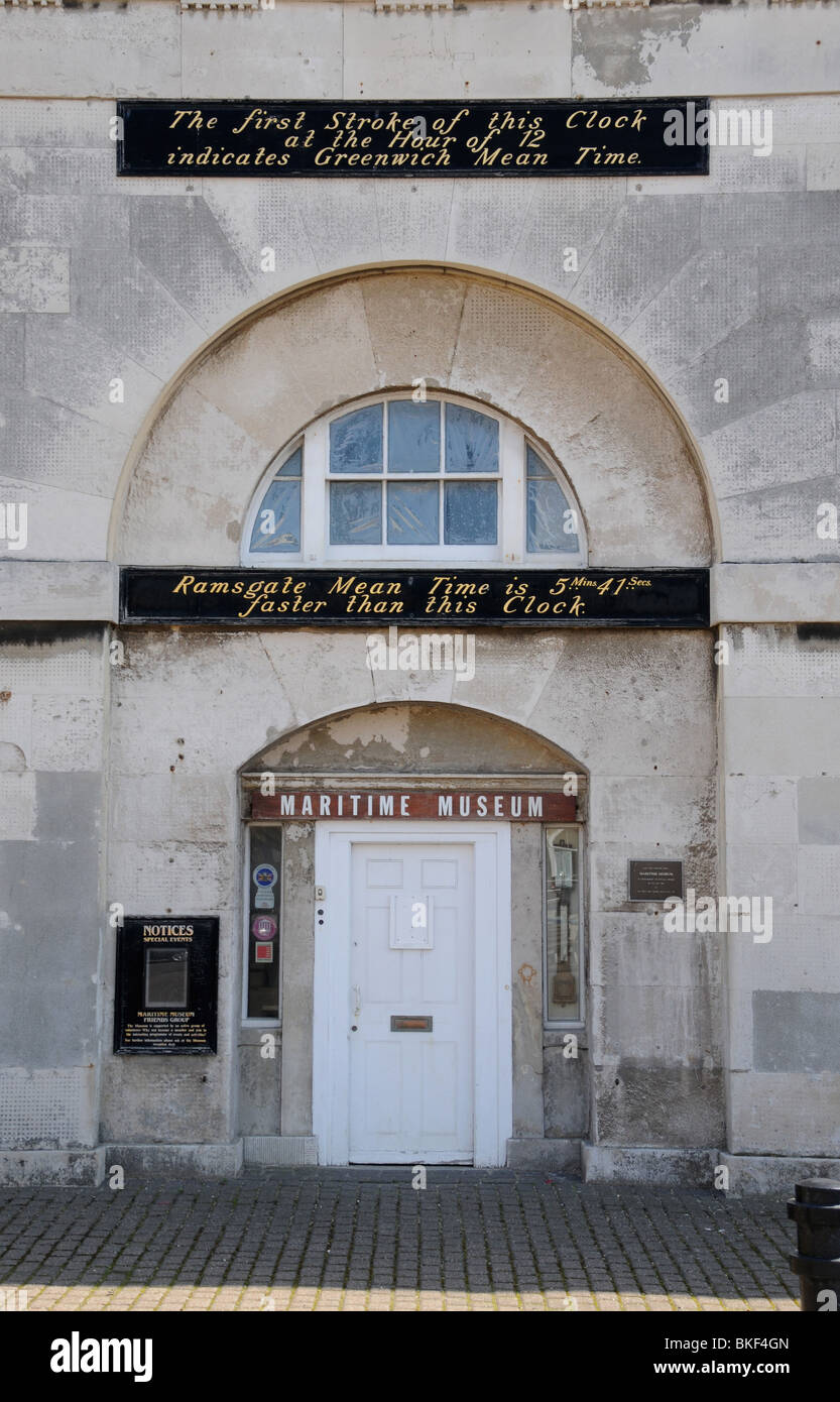 La façade classée Grade II de la maison de l'horloge à Ramsgate, Kent maintenant les villes Musée Maritime. Banque D'Images