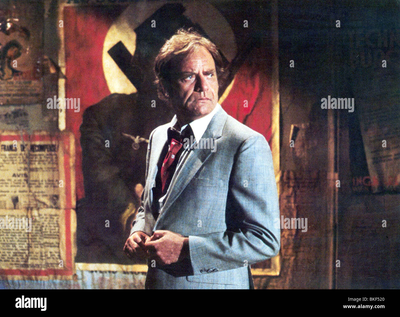 TWILIGHT ZONE : THE MOVIE (1983) VIC MORROW FOH 006TWZO Banque D'Images