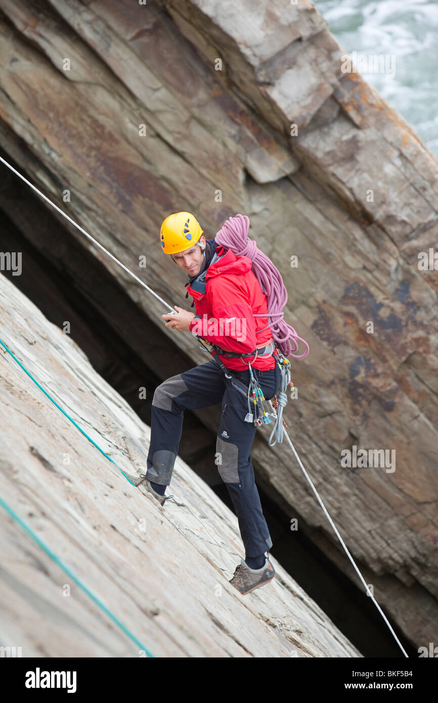 Alpinistes sur une falaise grimper sur Baggy Point près de Croyde dans le nord du Devon. UK Banque D'Images