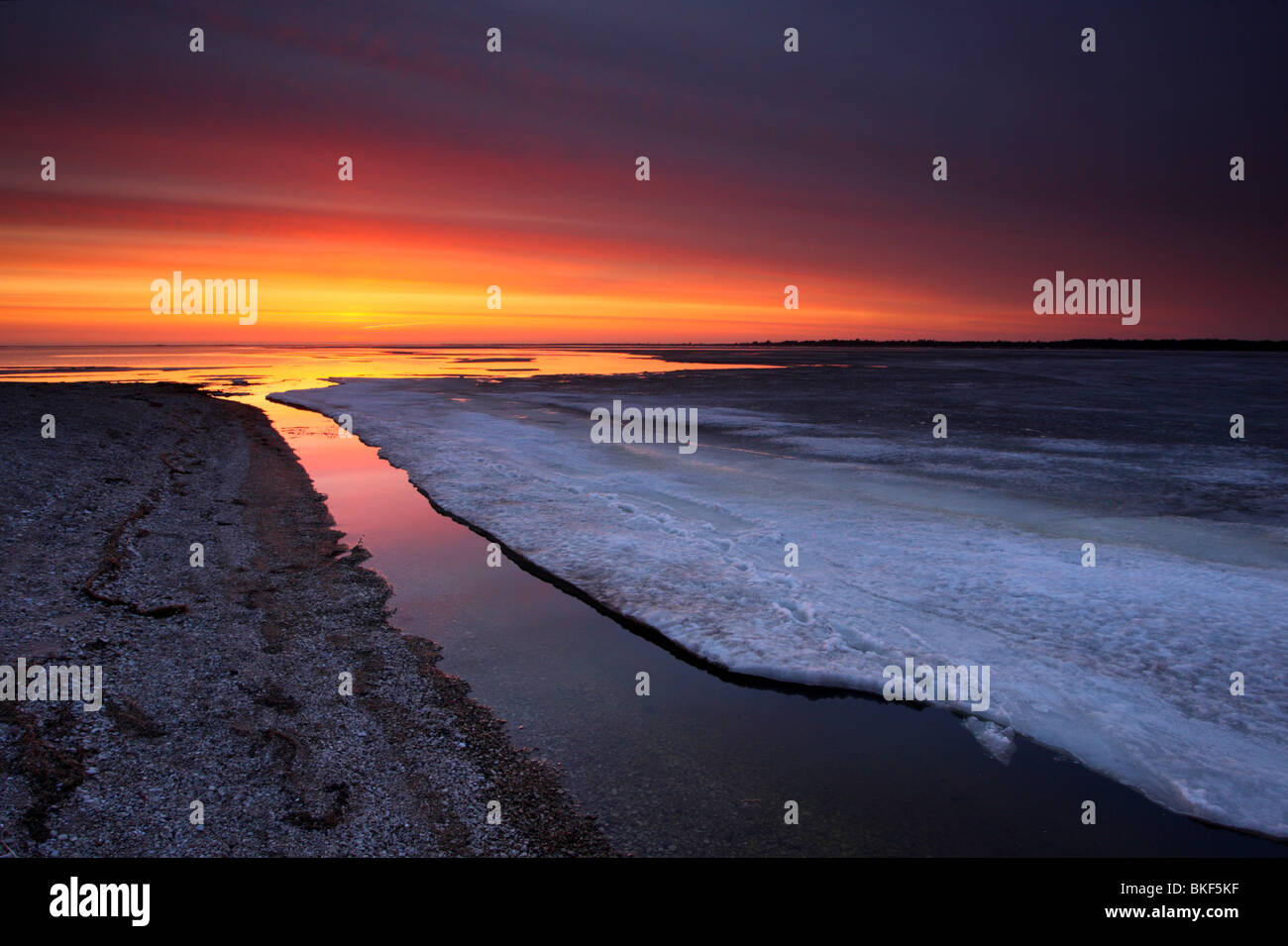Coucher de soleil à la côte de la mer Baltique, l'île de Saaremaa (Estonie). Banque D'Images