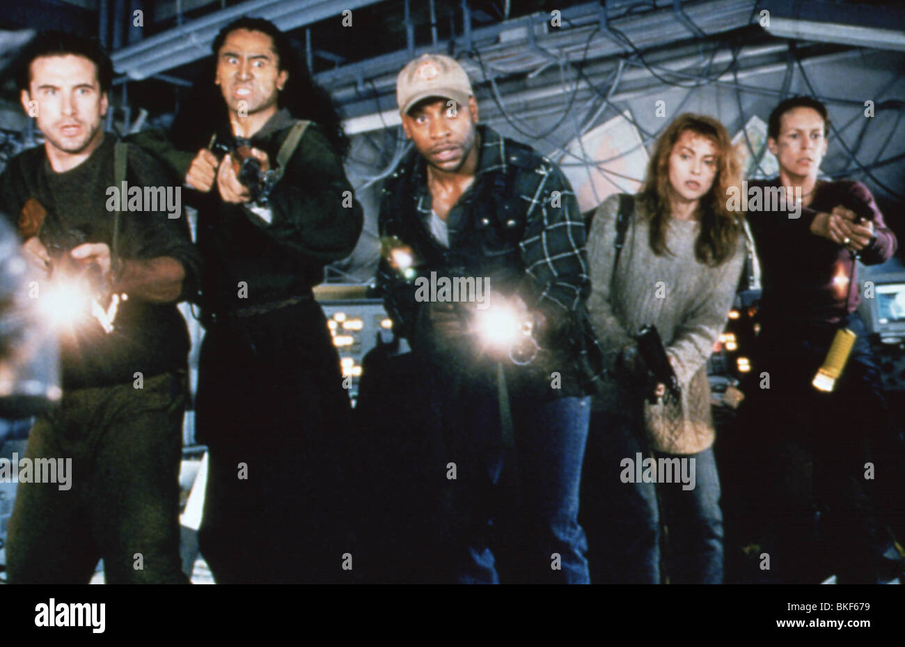 VIRUS (1998) William BALDWIN, ANNONE, SHERMAN AUGUSTUS, JOANNA PACULA, Jamie Lee Curtis 012 VRS Banque D'Images