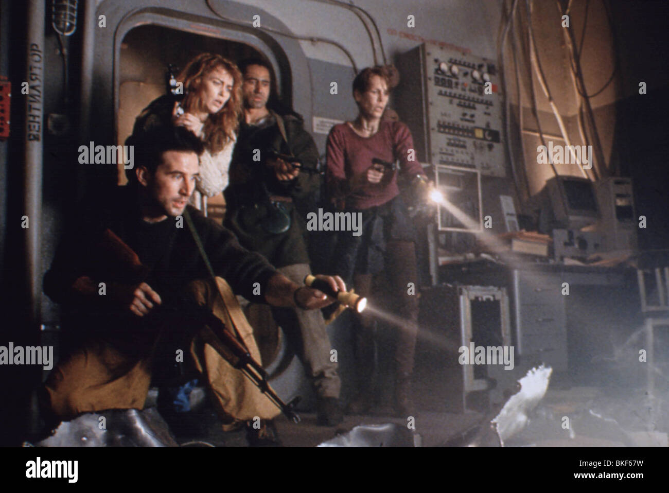 VIRUS (1998) William BALDWIN, ANNONE, Jamie Lee Curtis 049 VRS Banque D'Images