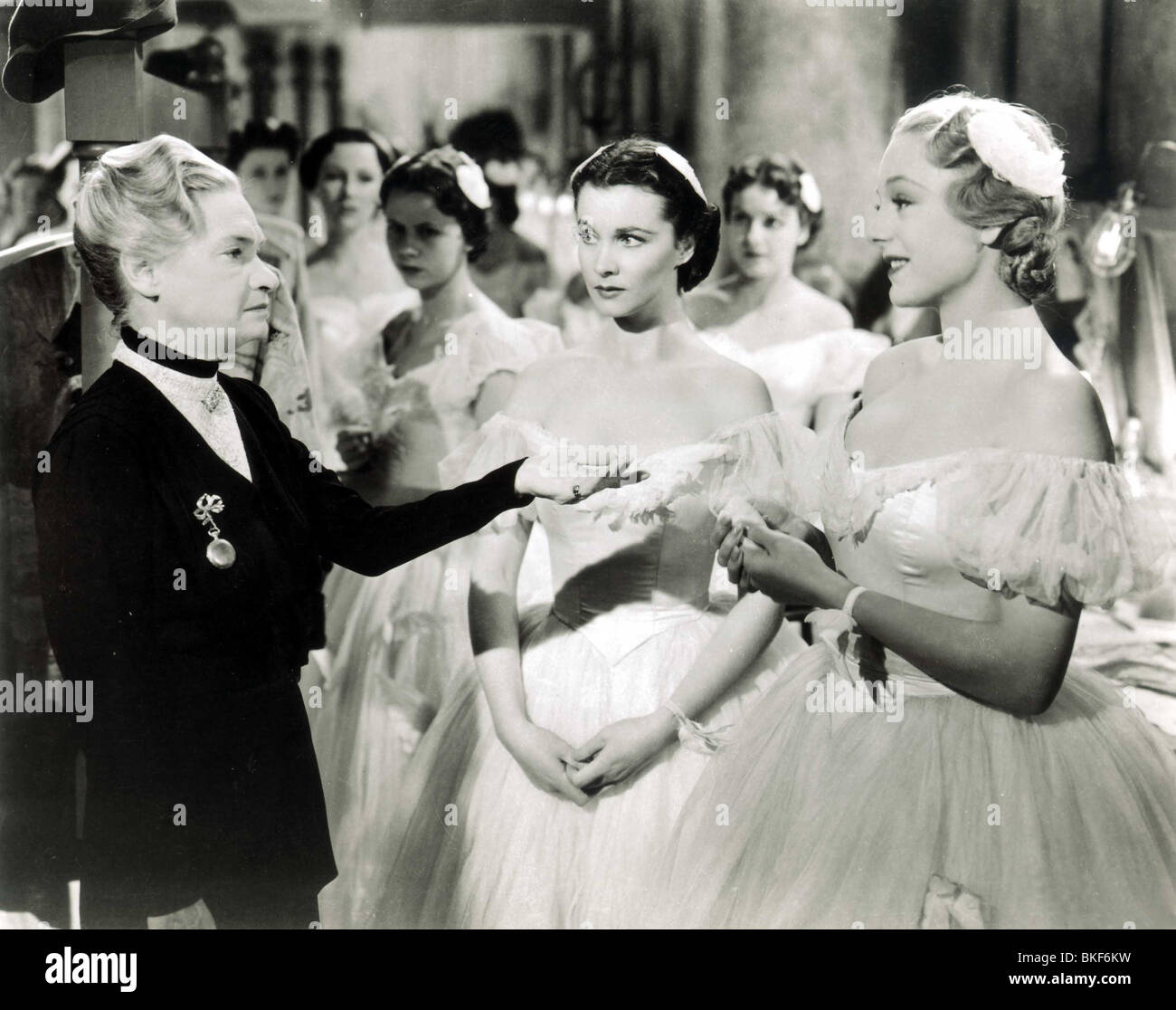WATERLOO BRIDGE (1940) MARIE OUSPENSKAYA,Vivien Leigh,VIRGINIE023 CHAMP 004P L Banque D'Images