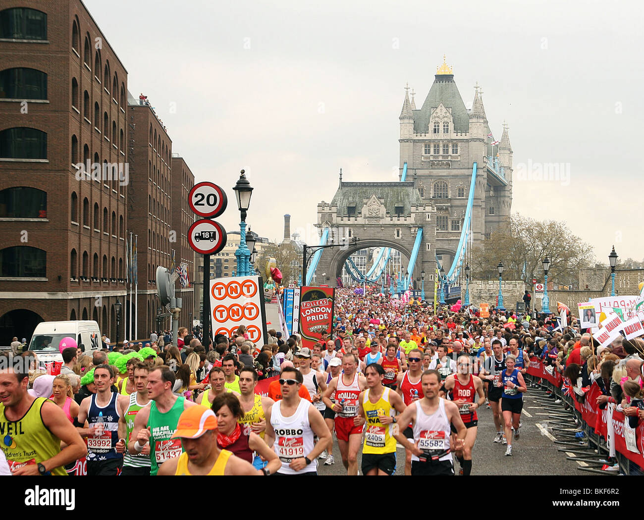 Des milliers de coureurs cross Tour Pont pendant le marathon de Londres le dimanche 25 avril 2010 Banque D'Images