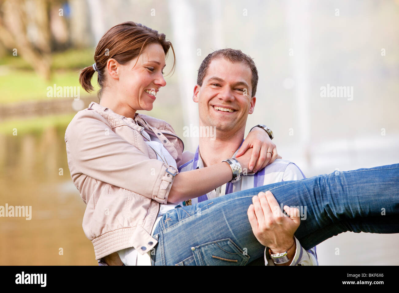 Charmante jeune couple ensemble s'amuser en plein air Banque D'Images