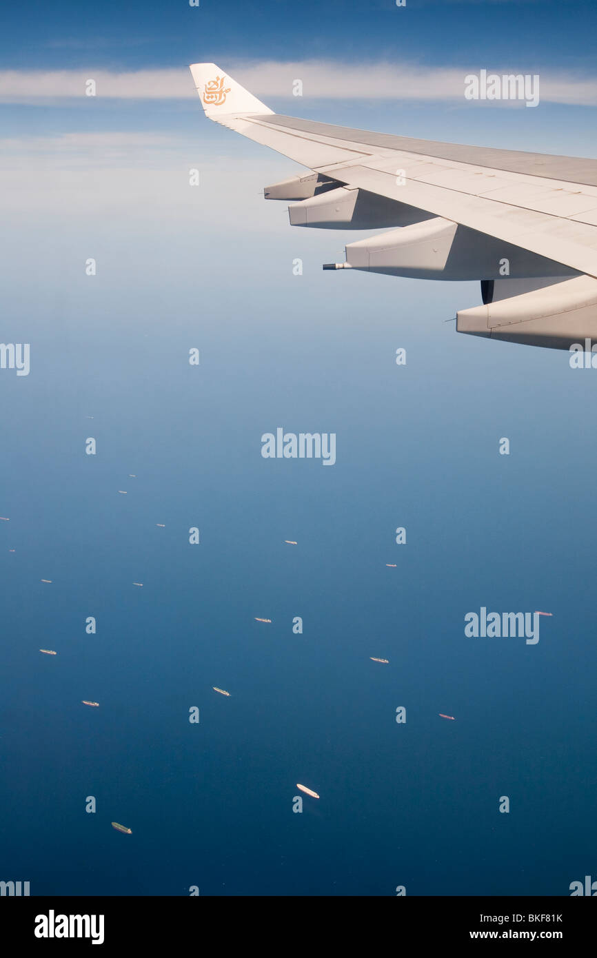Un avion survolant le golfe Persique près de Dubaï avec une flotte de pétroliers ci-dessous laissant les champs de pétrole du golfe. Banque D'Images