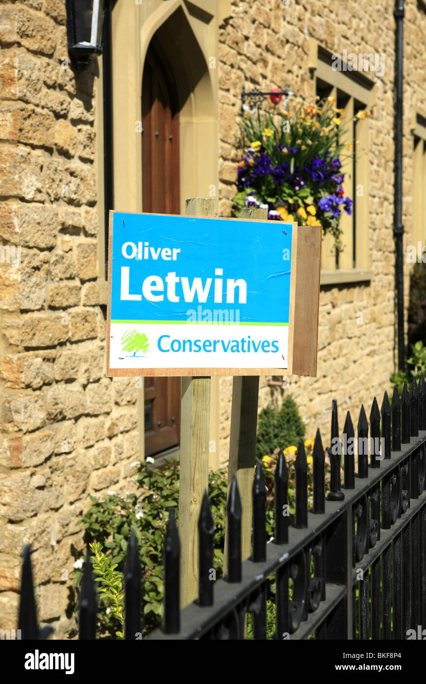 Oliver Letwin candidat conservateur à l'extérieur de l'étiquette un supporter's home dans le Dorset Banque D'Images