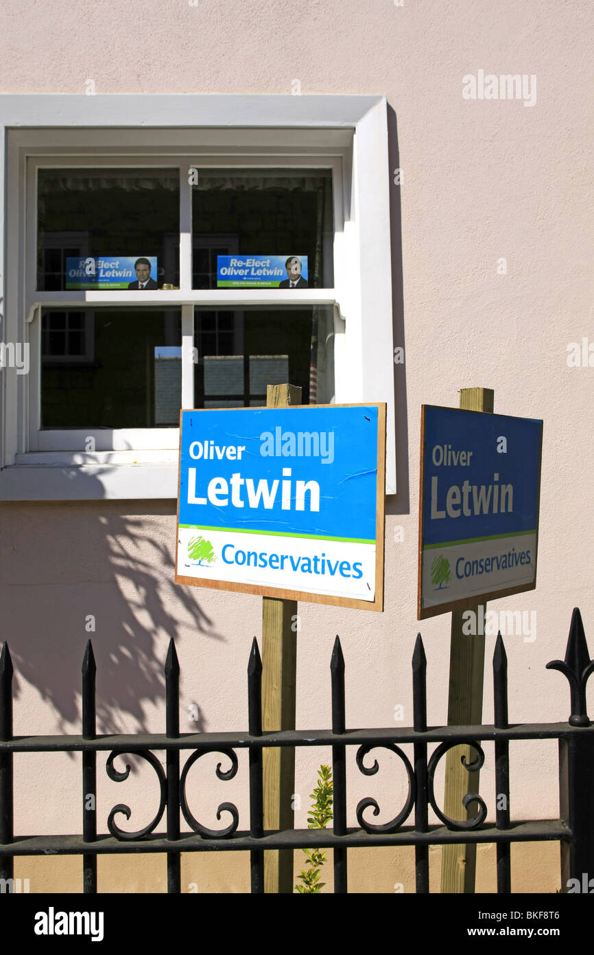 Oliver Letwin candidat conservateur à l'extérieur de l'étiquette un supporter's home dans le Dorset Banque D'Images