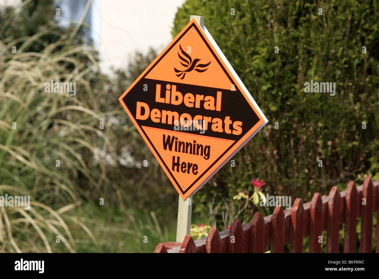 Les libéraux démocrates Parti politique bannière à l'extérieur un supporter's home dans le Dorset Banque D'Images