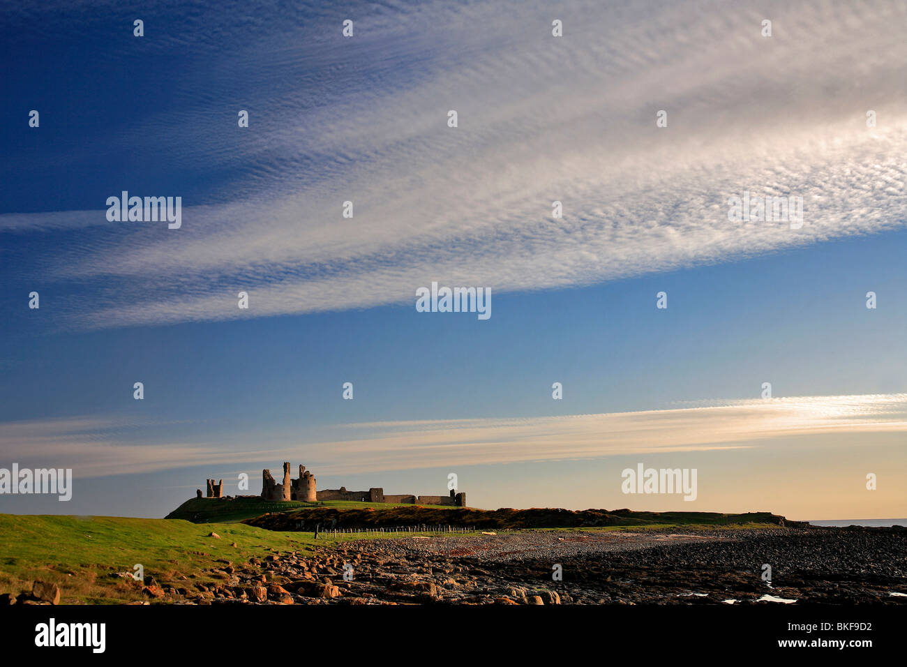 Paysage plage ruines Château de Dunstanburgh au nord de la côte de Northumbrie Northumbrie en Angleterre Banque D'Images