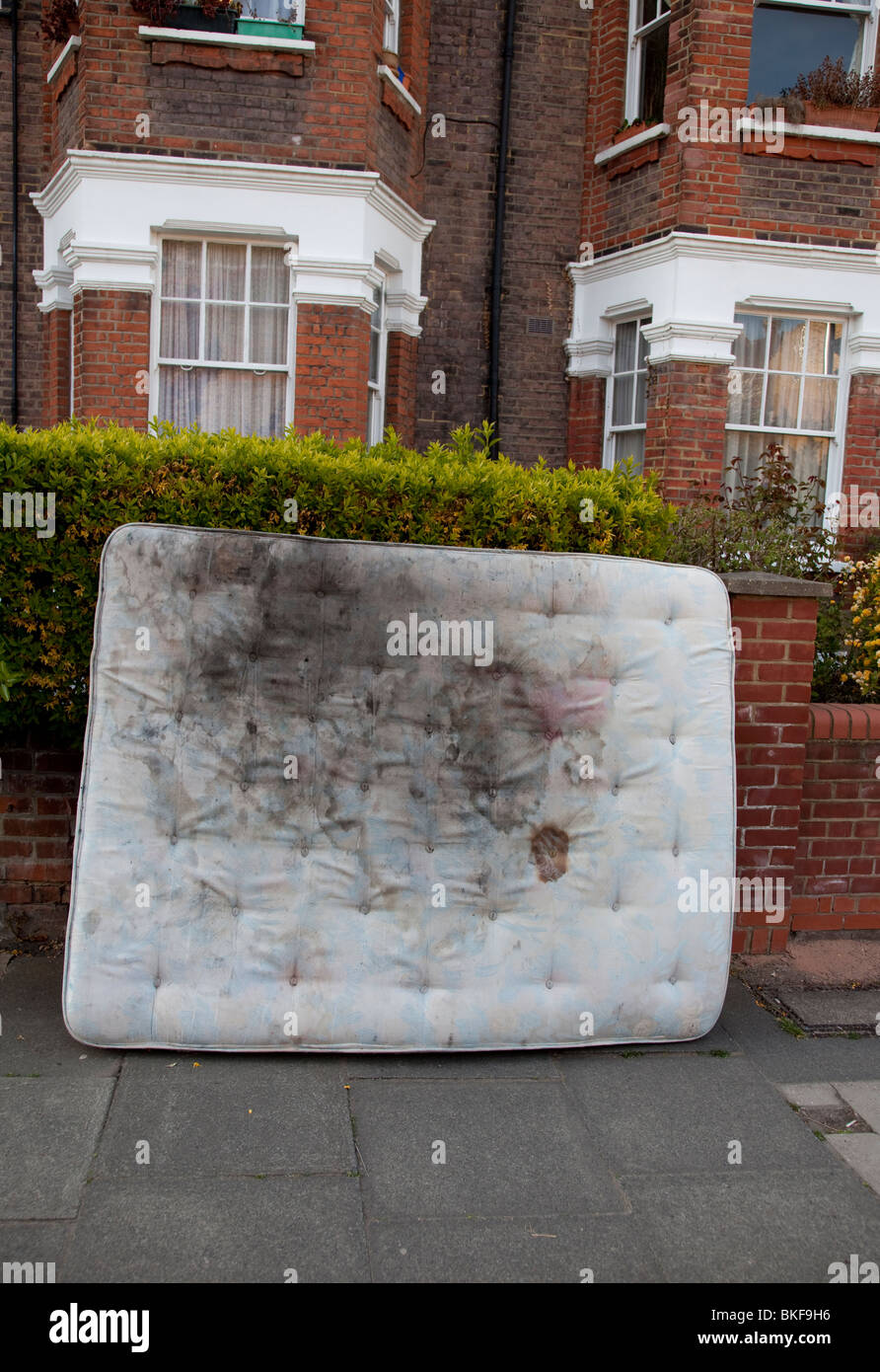 Matelas sale laissée dans une rue du nord de Londres Photo Stock - Alamy