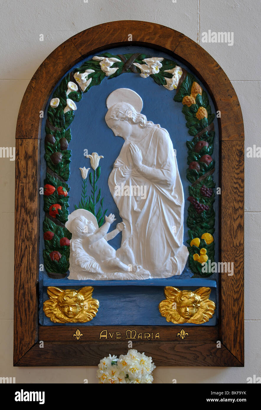 Vierge Marie et l'enfant de plaque en chapelle de l'Hôpital Saint-Jean, Lichfield, Staffordshire, England, UK Banque D'Images