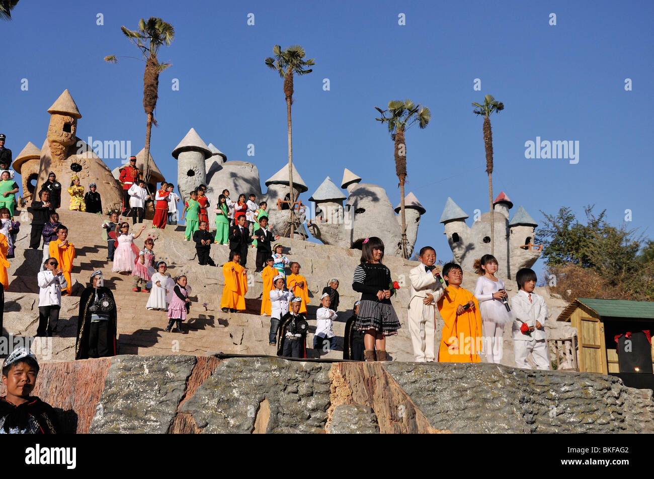 Les artistes interprètes ou exécutants sur scène à Kunming's 'Royaume des nains' Theme Park Banque D'Images