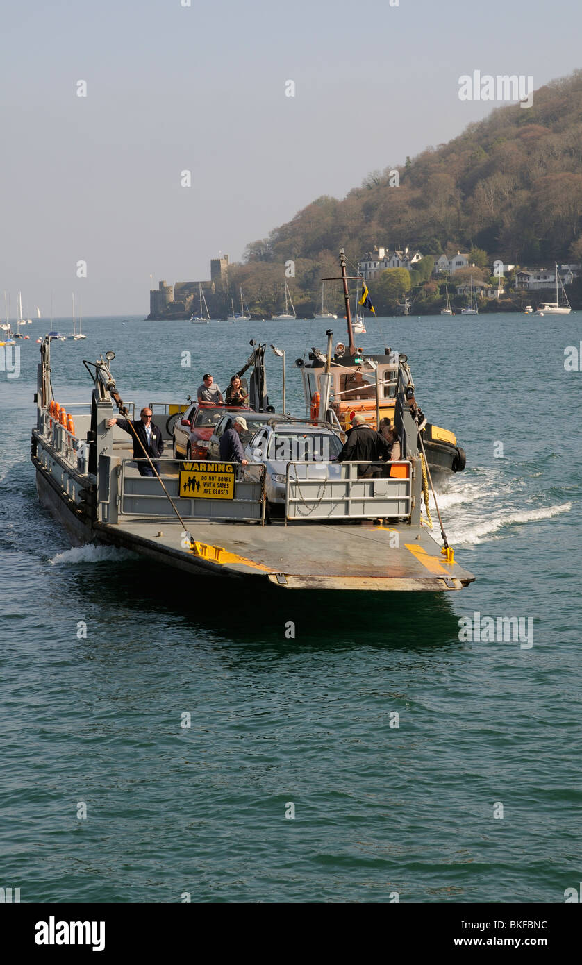 Transport de passagers et de voitures Roro le traversier qui fait plus faible entre Kingswear traversant la rivière Dart à Dartmouth Devon UK Banque D'Images