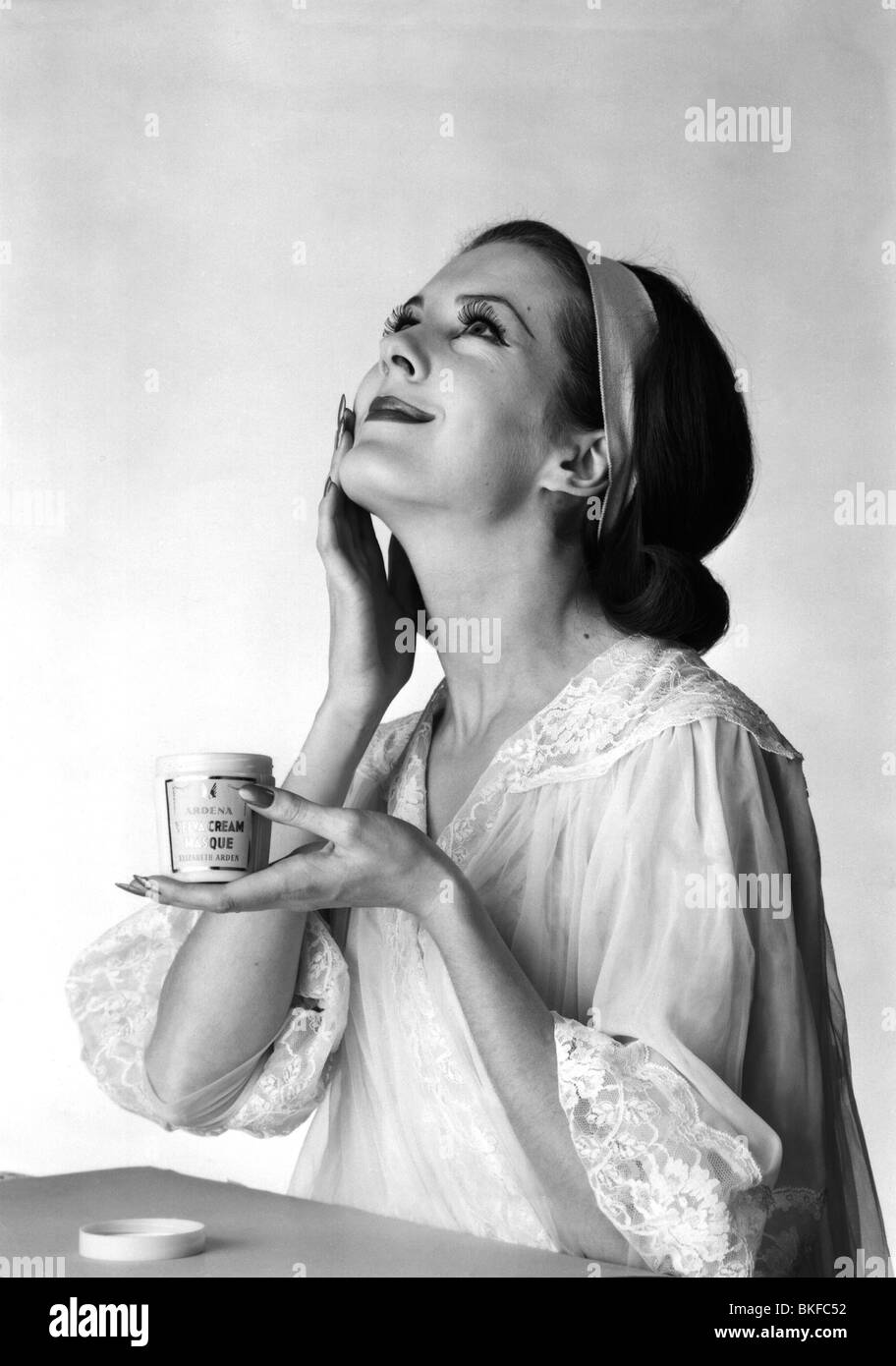 cosmétiques, maquillage, crème, femme qui creaming son visage, studio tourné, 1960, Banque D'Images
