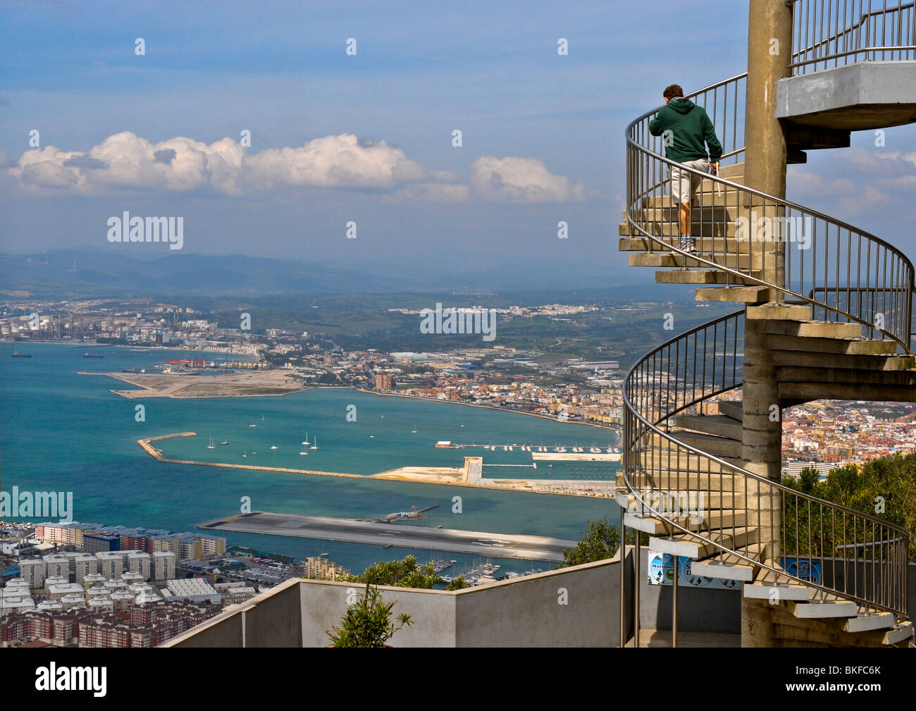 Vue sur port de Gibraltar, péninsule, et frontières nord vu du haut de la plate-forme d'escalier en spirale Rock historique. Banque D'Images