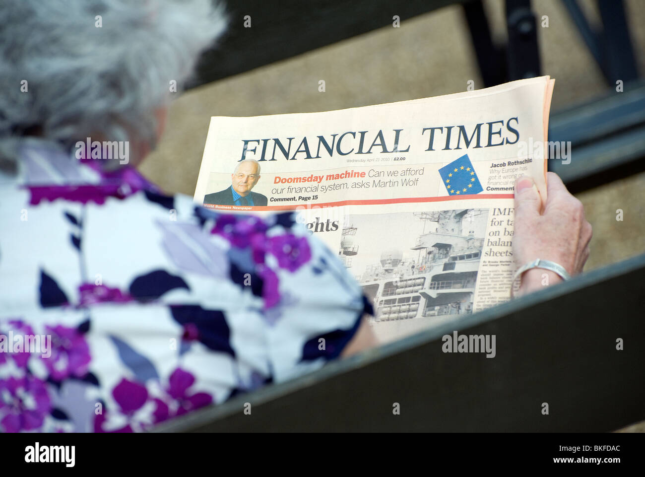 Femelle adulte lisant le journal Financial Times Banque D'Images