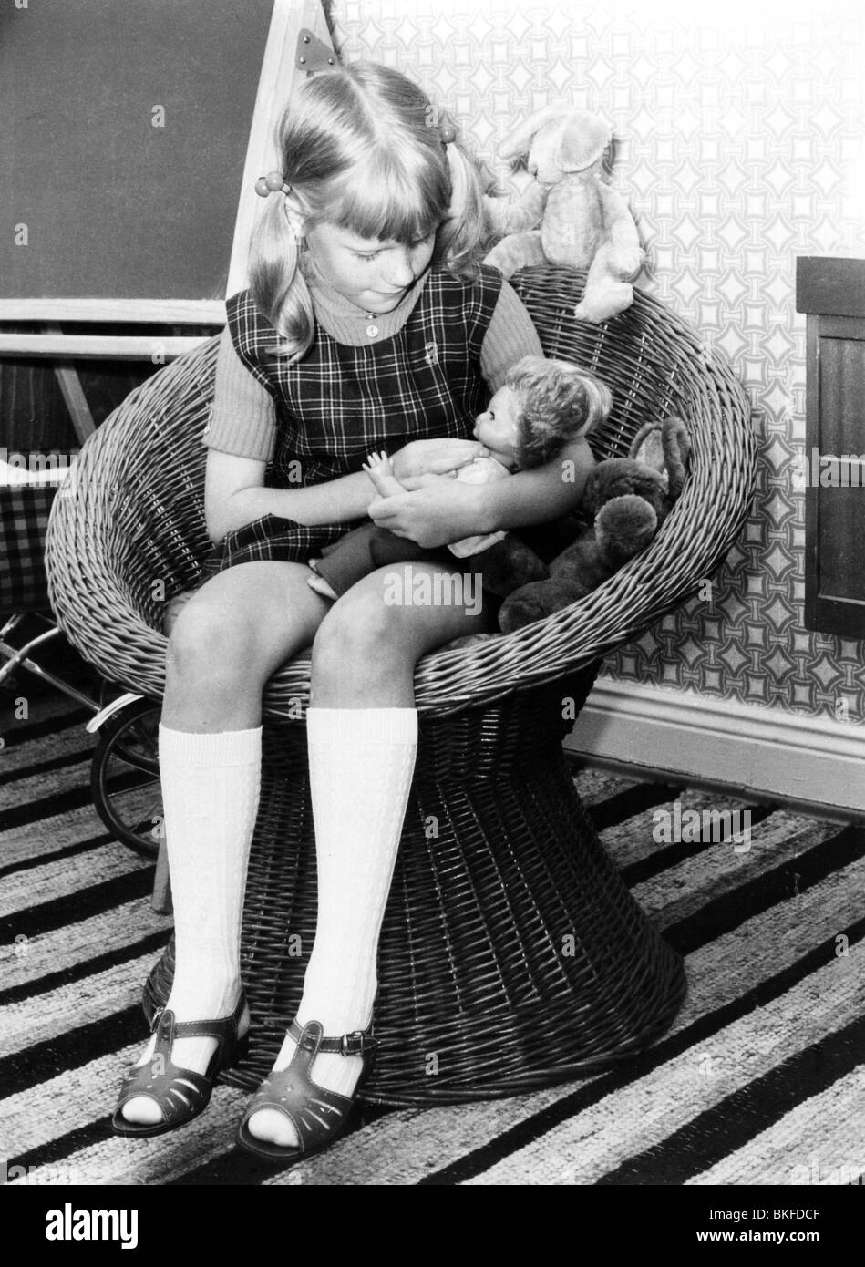 Enfants qui jouent a la poupee Banque de photographies et d’images à haute résolution Alamy