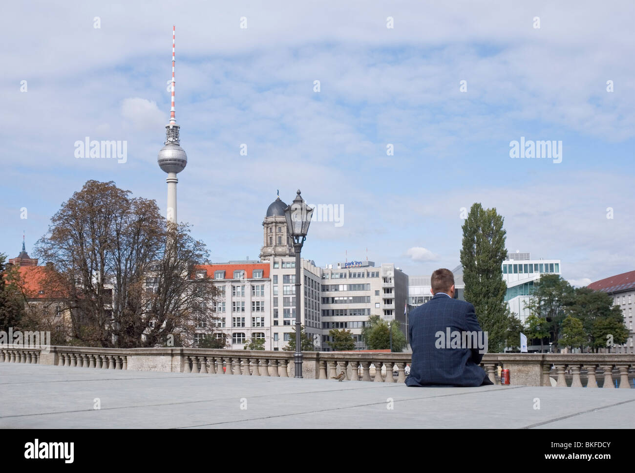 Couple au bord de la rivière et la ville de Berlin - Allemagne Banque D'Images