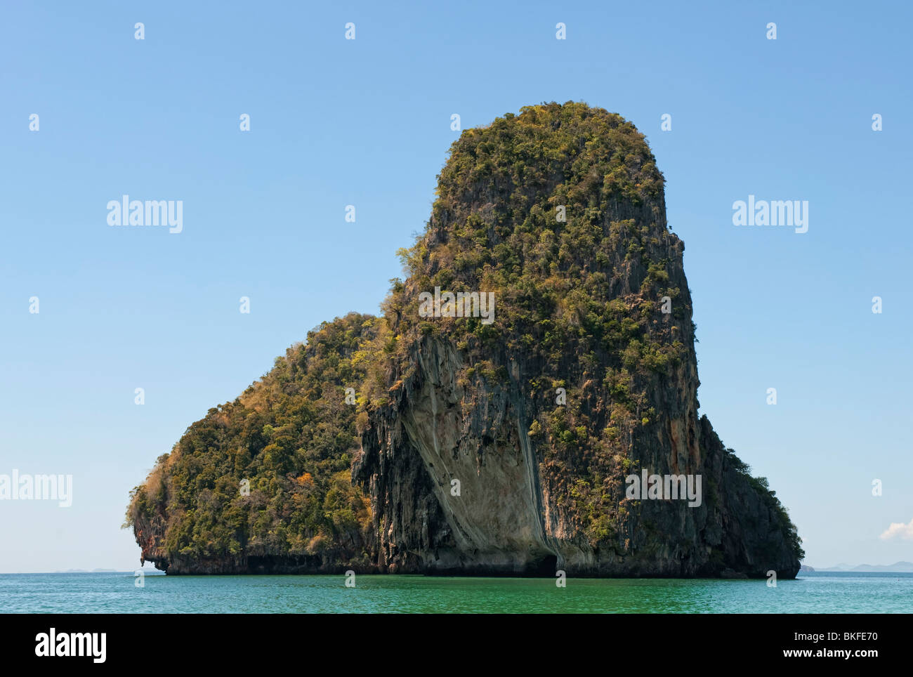 Des rochers géants de la mer d'Andaman de Railay Beach à Krabi, Thaïlande du sud Banque D'Images